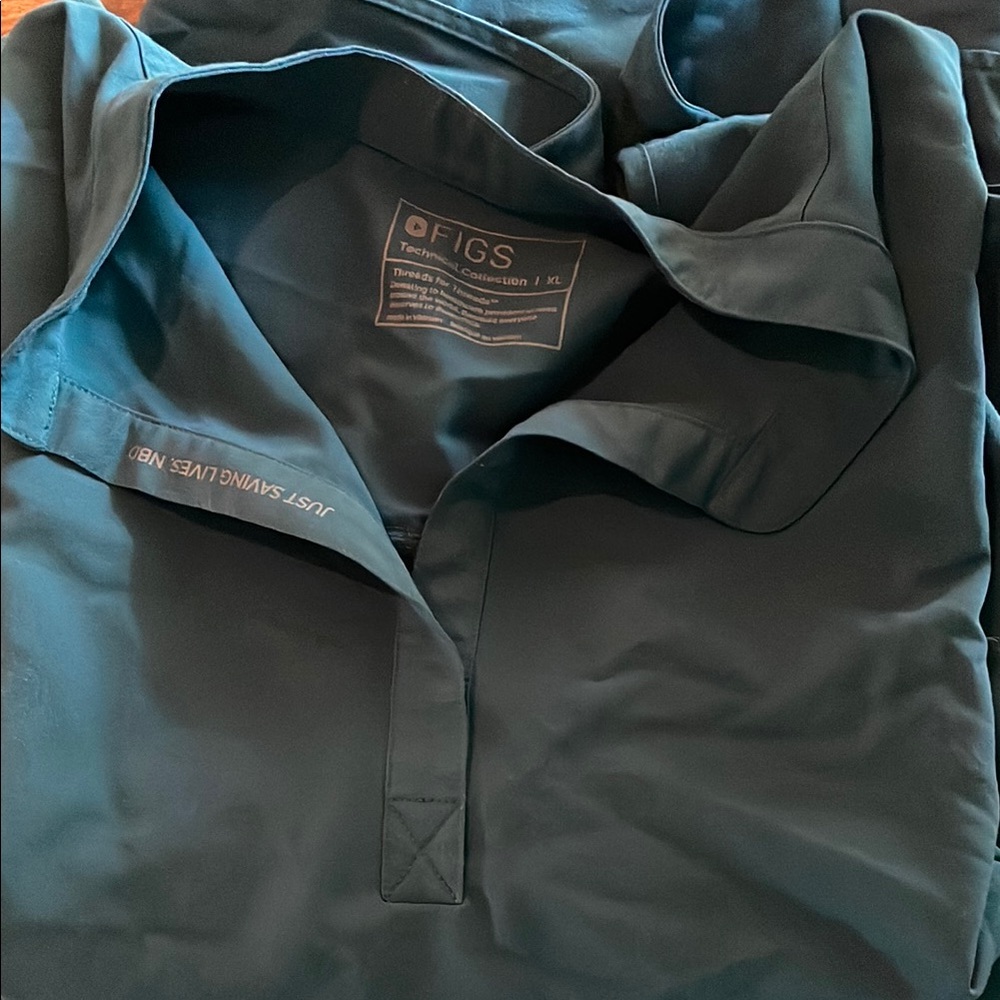 FIGS Caribbean Blue Women’s Scrub Set